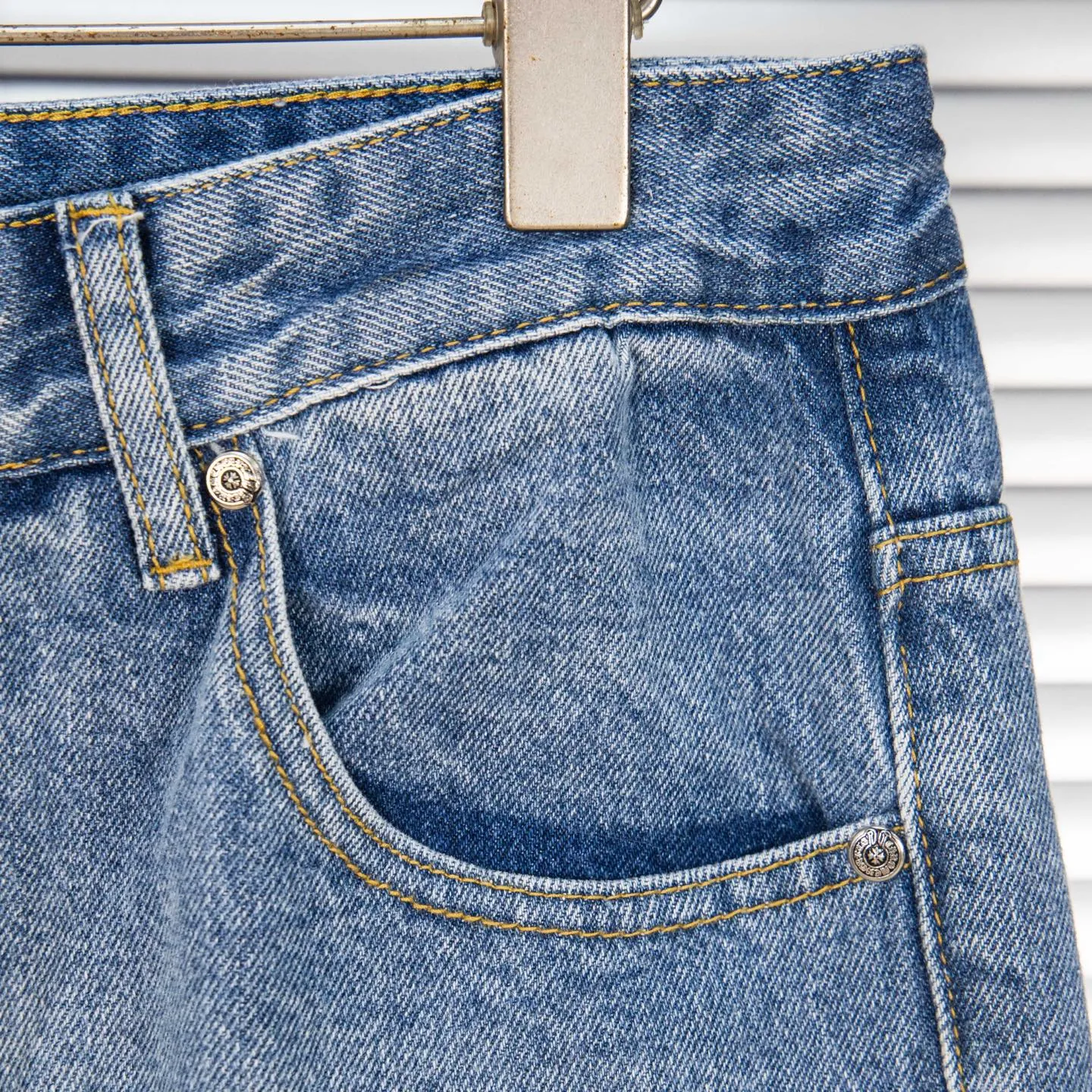 P260 Chrome Hearts light blue pants, Sanskrit black and white patchwork leather jeans. CH jeans need to be washed before being dismantled and then hand-stitched with sheepskin cross leather and then spliced ​​together. The whole piece has too many craftsmanship to explain. The patches are decorated with cross patterns, and the high-waisted washed jeans! ! Absolutely high-end luxury products, god-level single products and super popular products, made with top heavy industry, a must-see magic weapon. Customized hardware. The fabric is thick and soft after washing. It has good breathability. Customized small leather label. Unique design. The details are simple and elegant, and the workmanship is exquisite. The entire trousers are neatly routed and the details are in place! It’s so cool that both men and women can easily control the genderless trend! Style number: 1803# Color: blue Size: 28 30 32 34